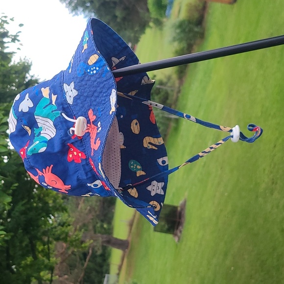Adjustable sun hat for 6-12 month old - Picture 2 of 2